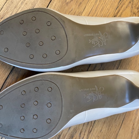 Life Stride Nude Pumps - Picture 2 of 9